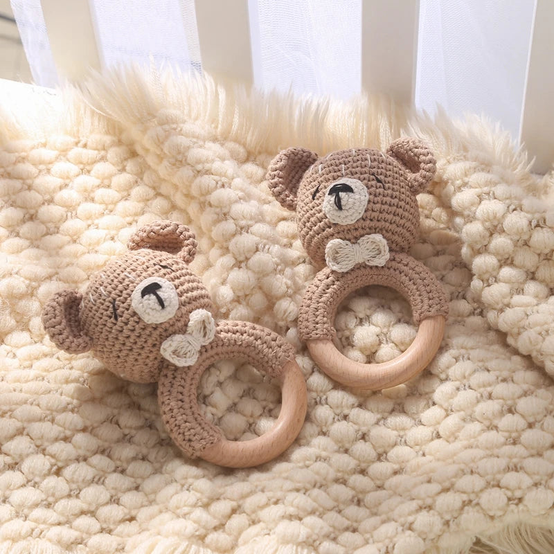 Handvirkad babyskallra med träring -söta djurmotiv